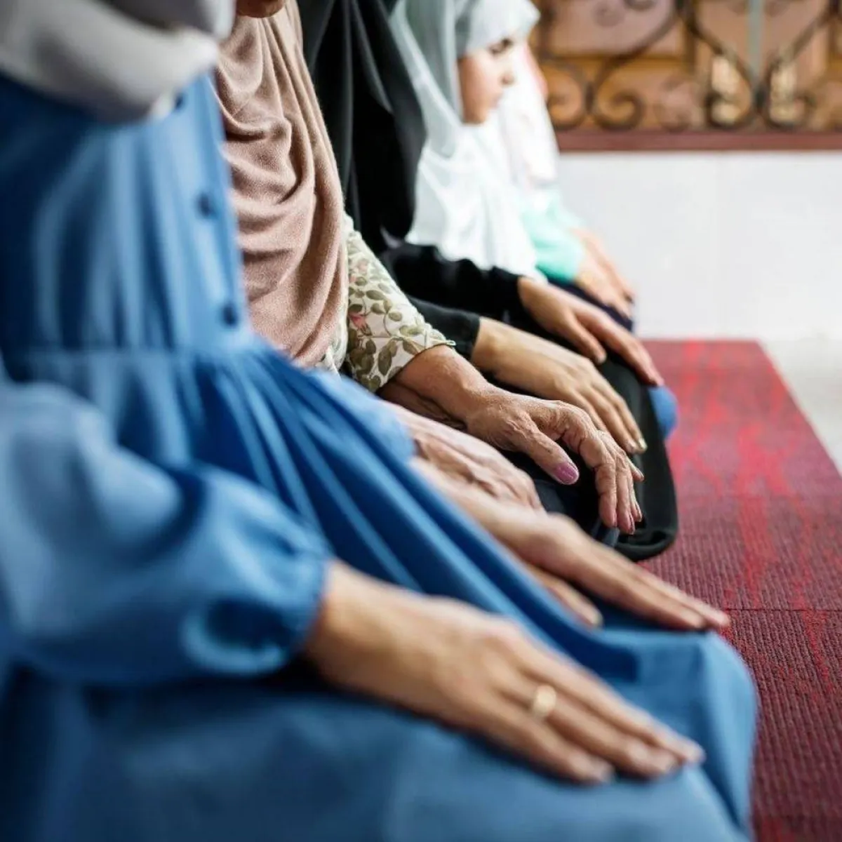 صورة لفتيات يقمن بالصلاة