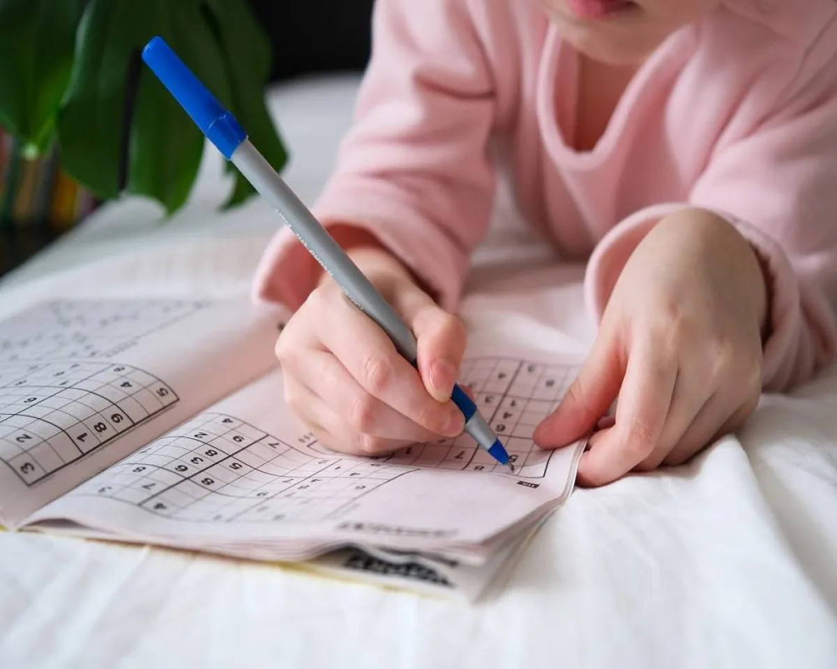 صورة لطفلة تلعب الكلمات المتقاطعة