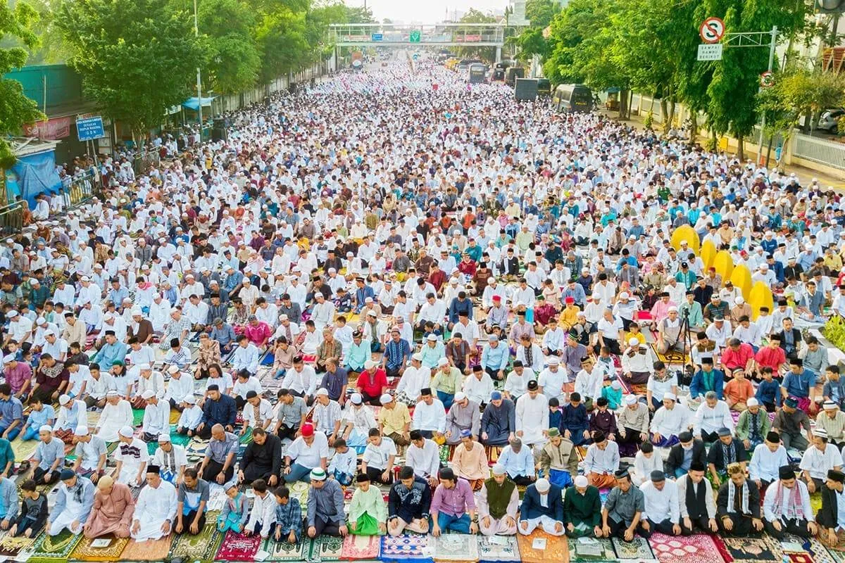 رمضان حول العالم: إندونيسيا تعلن عن رمضان بالبدوق، وتتناول شراب تيمون سوري، والأرز في الإفطار والسحور 