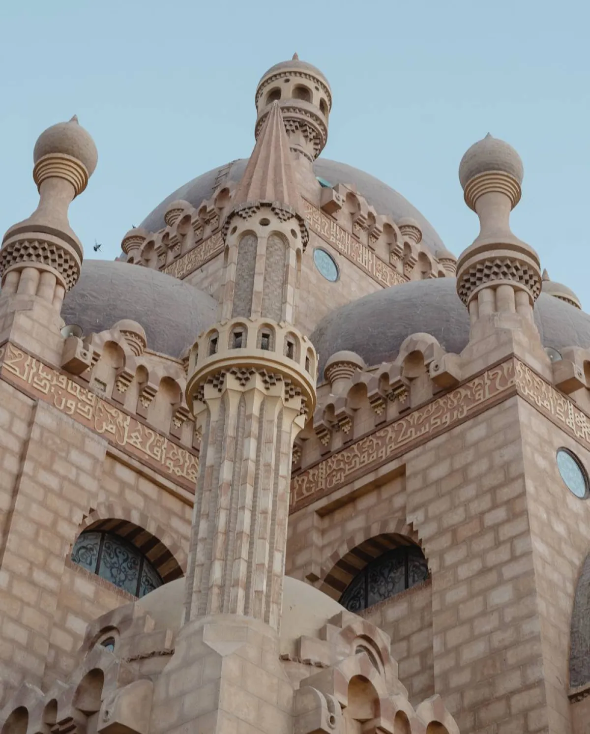 رمضان حول العالم: عادات مسلمي ألبانيا، في إفطار رمضان يتناولون اللحوم الجافة، وينامون مبكراً اعتماداً على قرع الطبول في السحور 