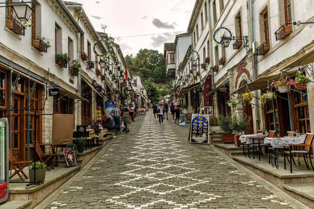 رمضان حول العالم: عادات مسلمي ألبانيا، في إفطار رمضان يتناولون اللحوم الجافة، وينامون مبكراً اعتماداً على قرع الطبول في السحور 