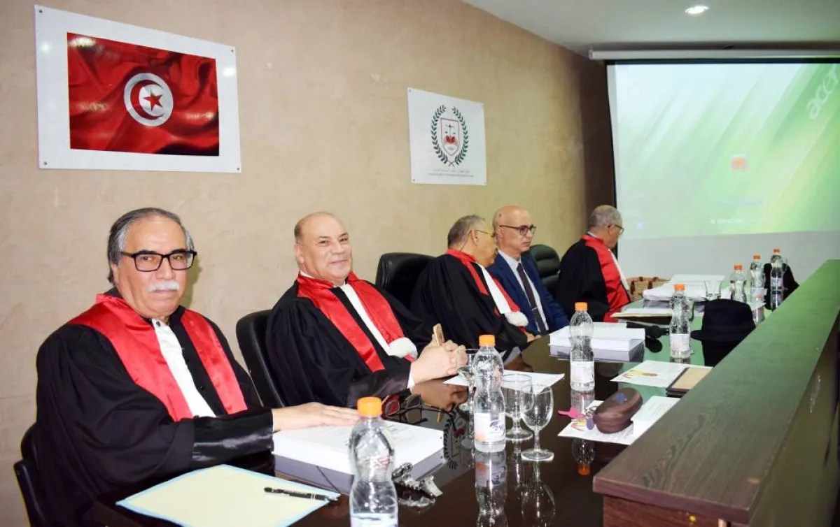 اللجنة العلمية التي ناقشت الرسالة 