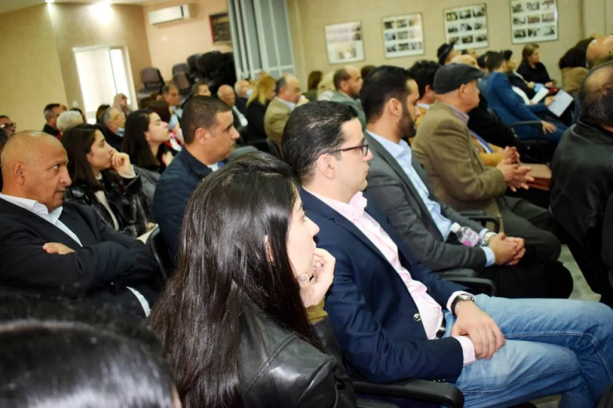 جانب من الحضور  اثناء  مناقشة  الاطروحة