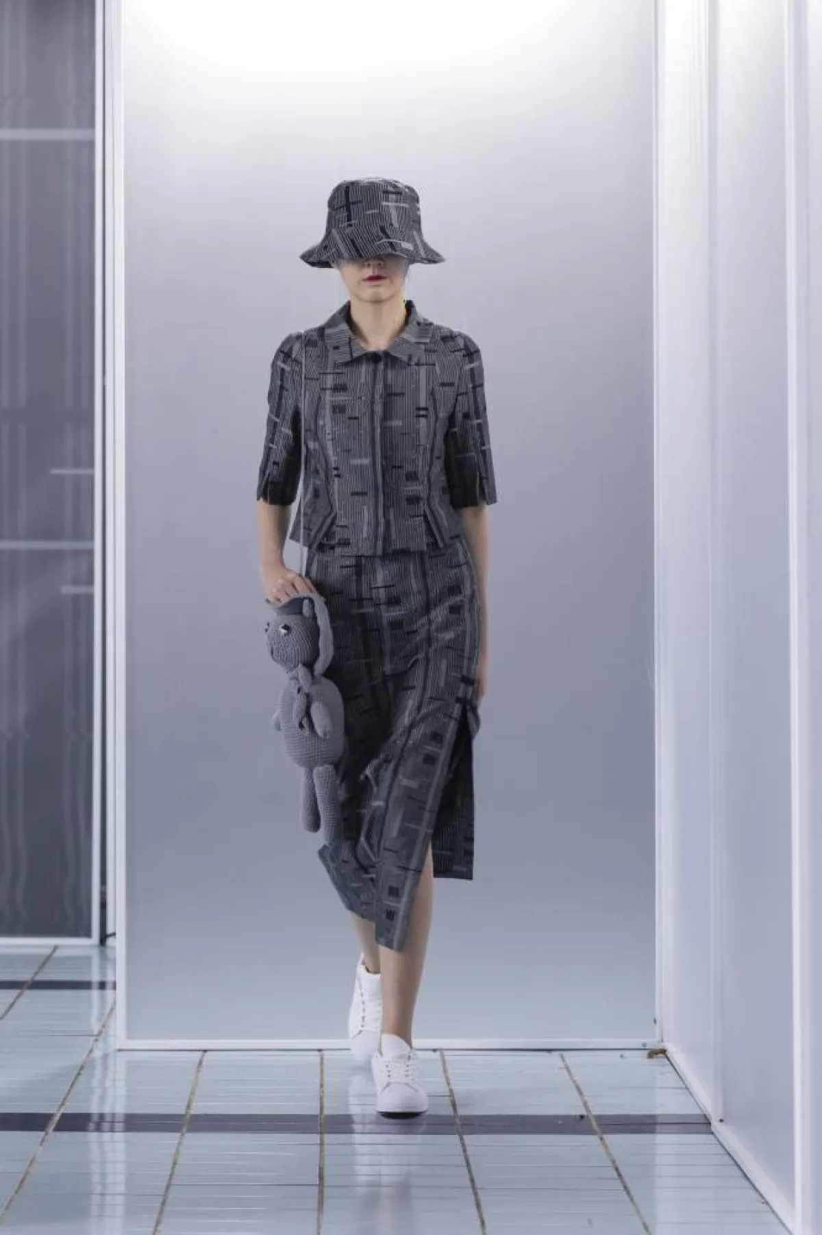 تنورة ميدي بفتحة جانبية باللون الرمادي الداكن مع نقوش سوداء 