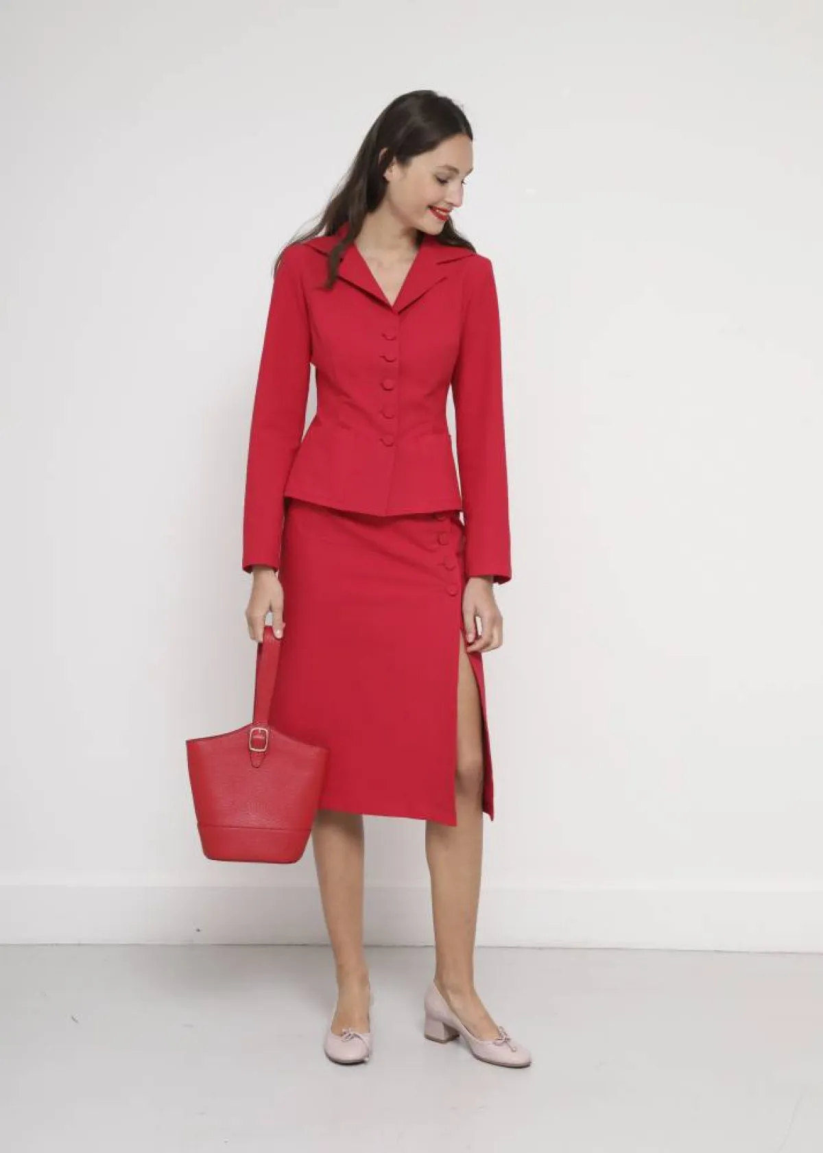 تنورة ميدي بفتحة جانبية وأزرار للإغلاق باللون الأحمر