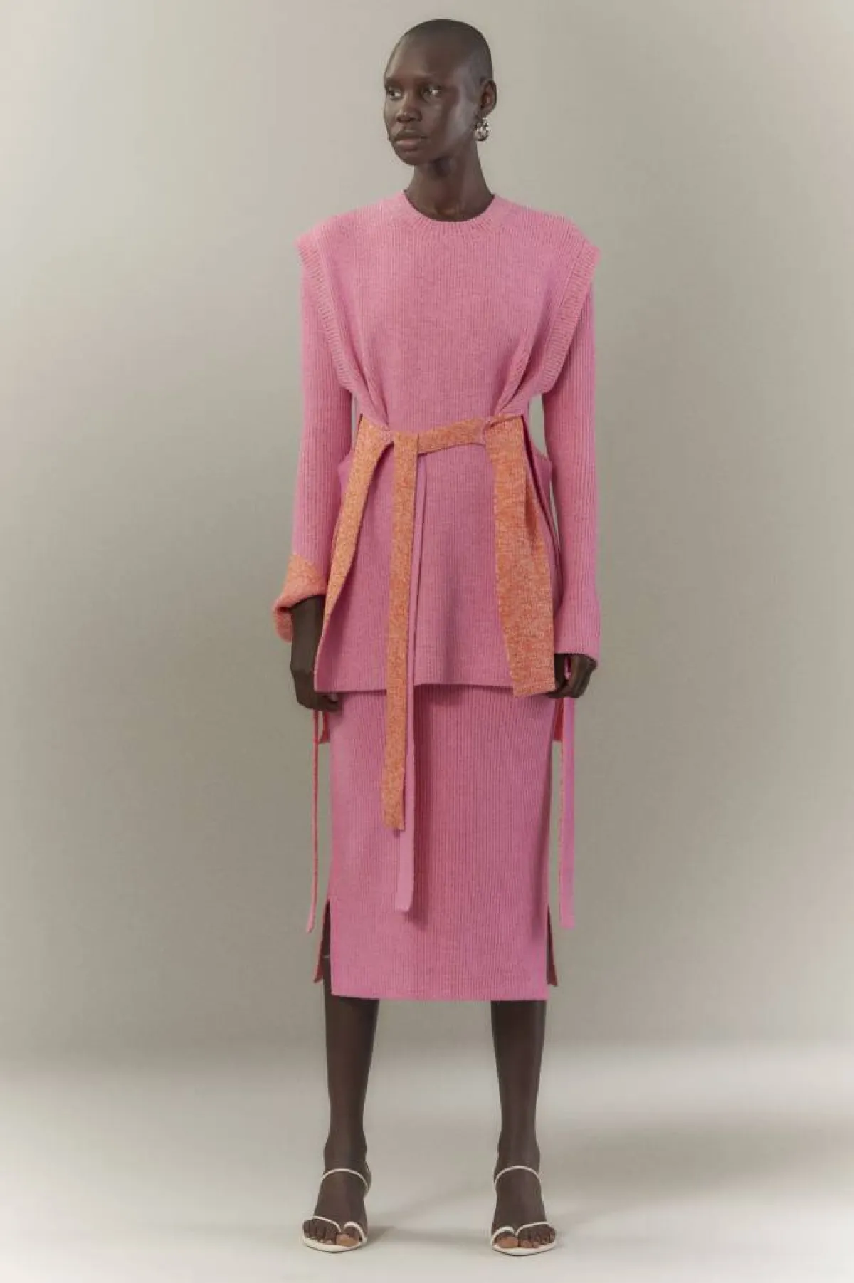 تنورة صوف بليسيه بفتحة جانبية بتصميم ميدي