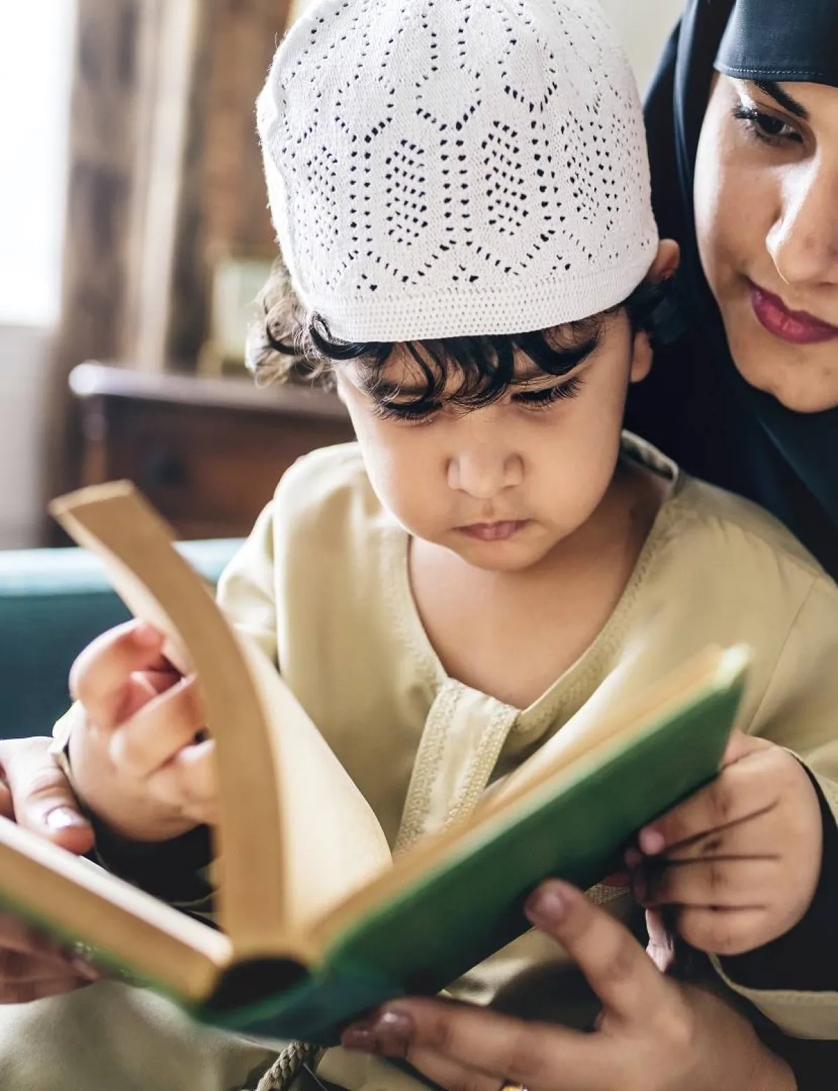 صورة لطفل مع أمه