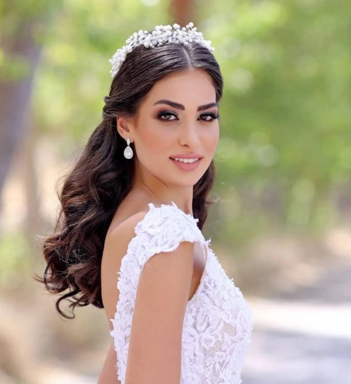 تسريحات شعر عروس منسدلة