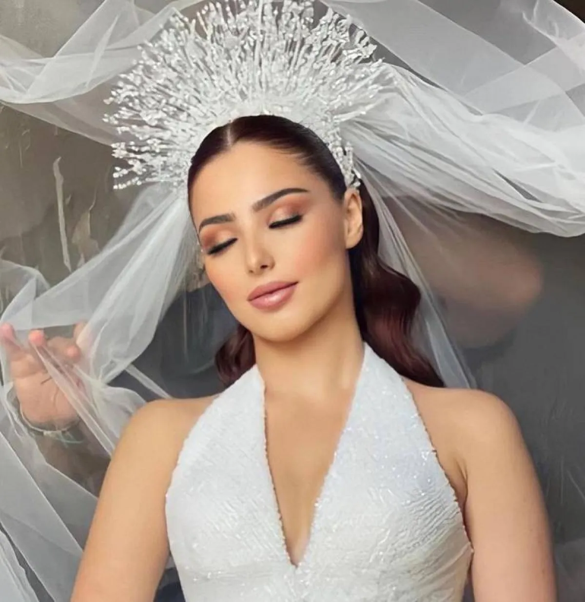 تسريحات شعر عروس مزينة بالتاج