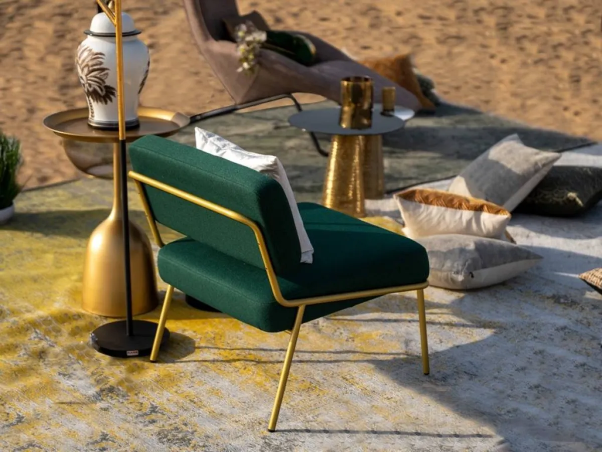 قطع من الأثاث من "شاتلز آند مور"