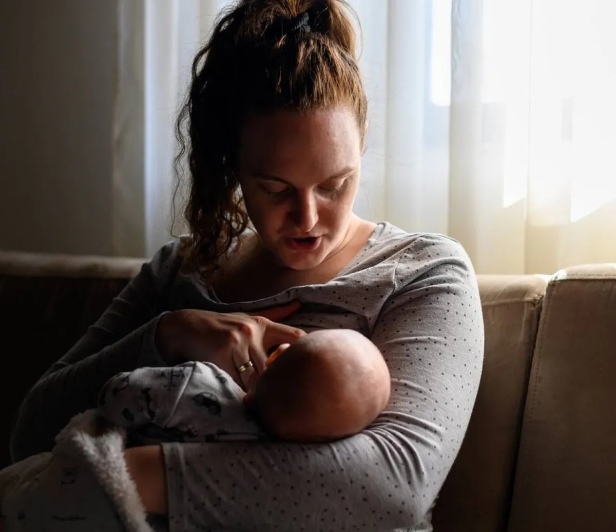 صورة أم ترضع طفلها