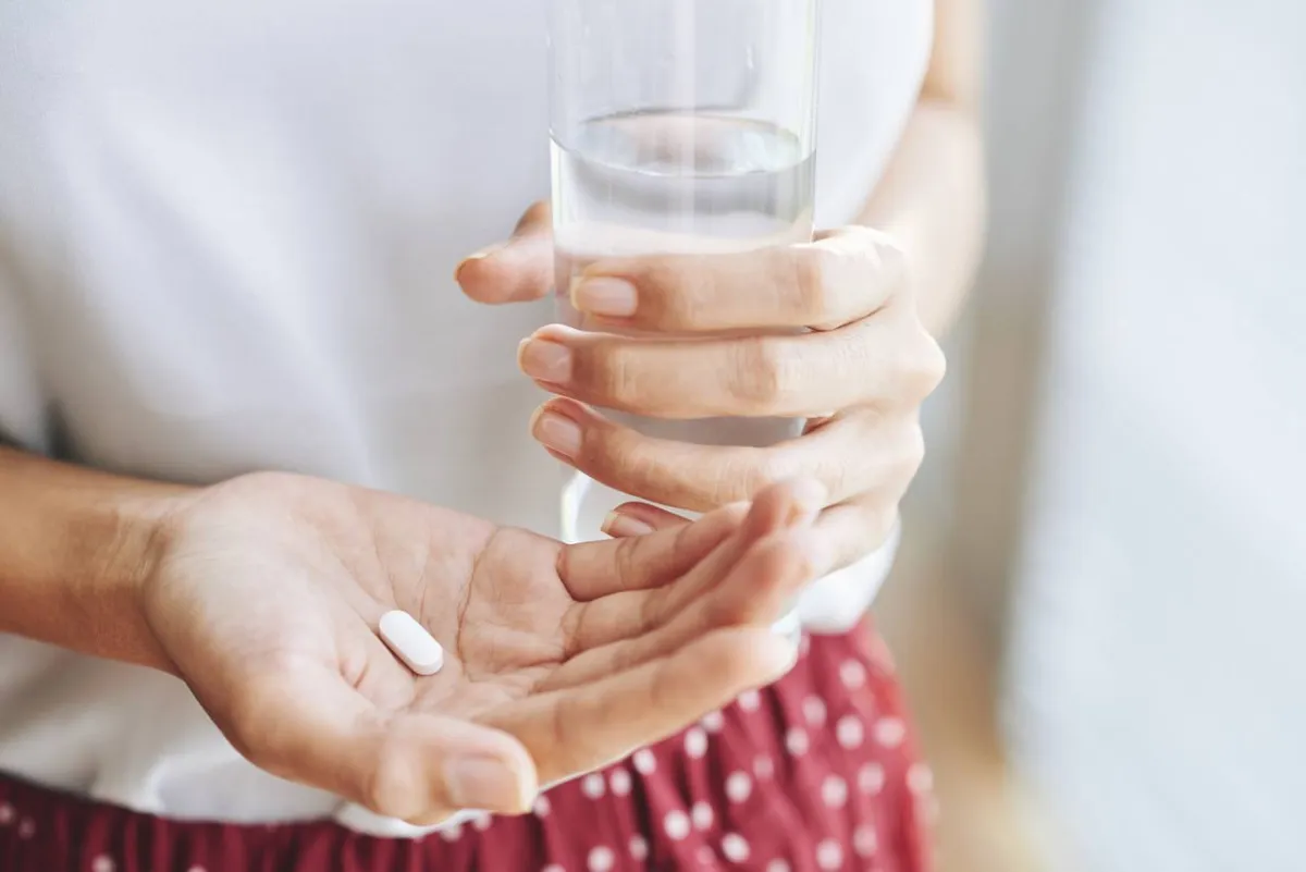 مراهق يتناول المكملات الغذائية