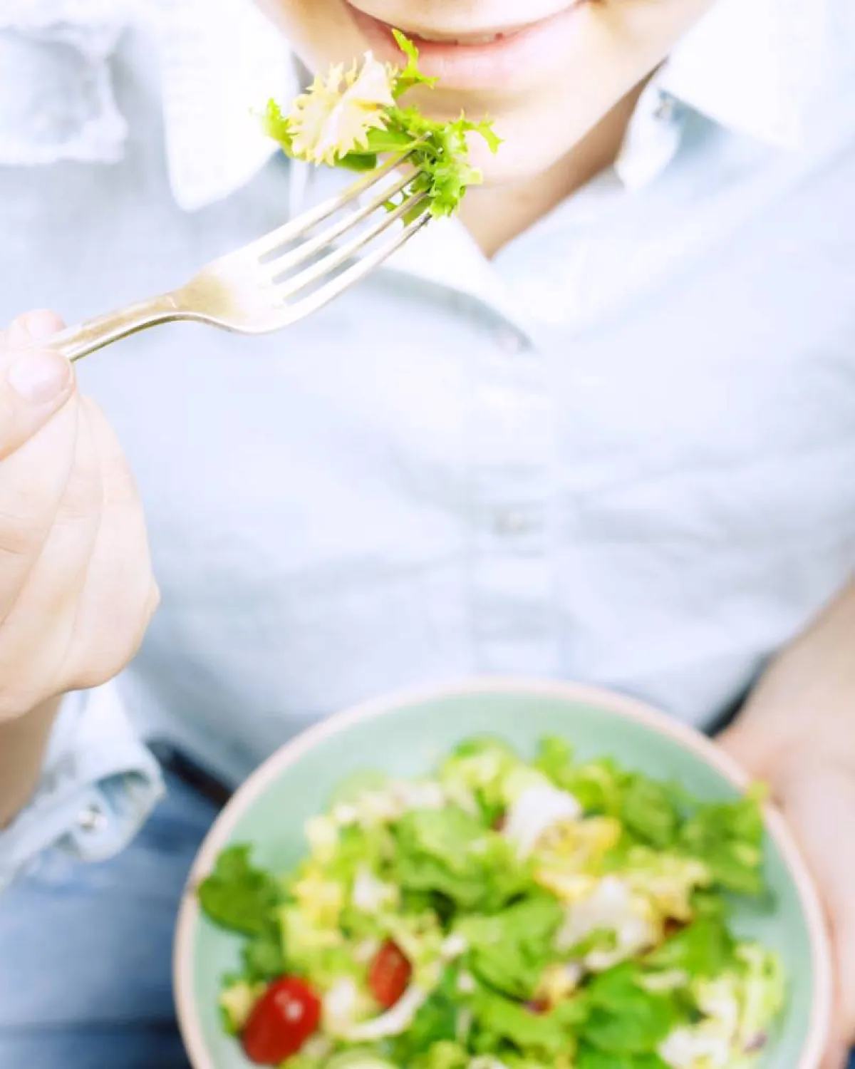 صورة لمراهق يأكل السلطة