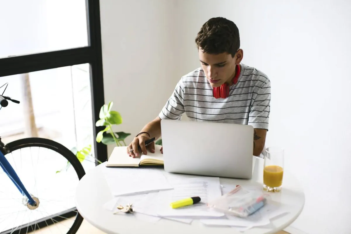 مراهق وراء الكمبيوتر