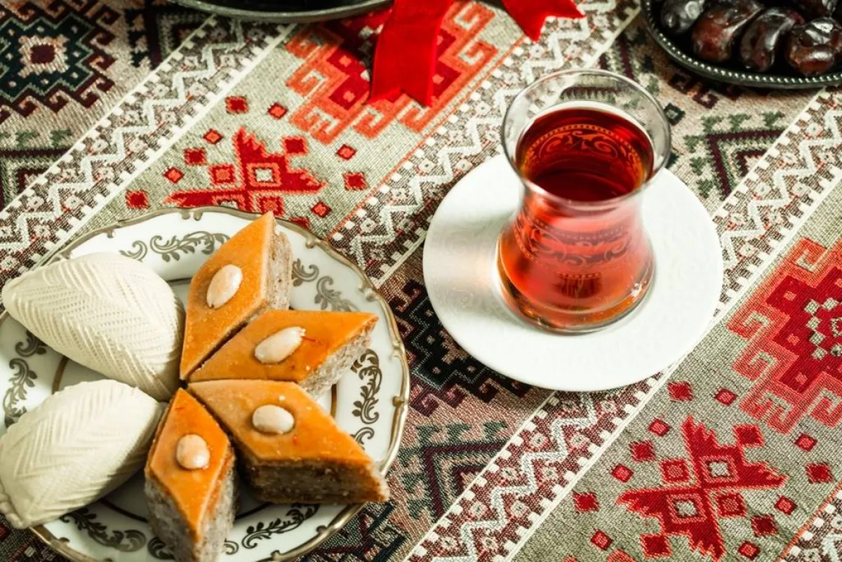 غطاء الطاولة شرقيّ الطابع