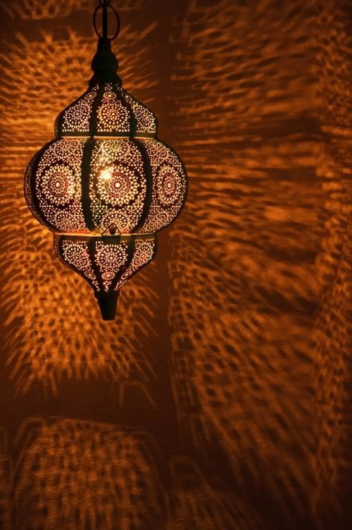 انعكاسات جذّابة لإضاءة الفانوس، في مدخل المنزل