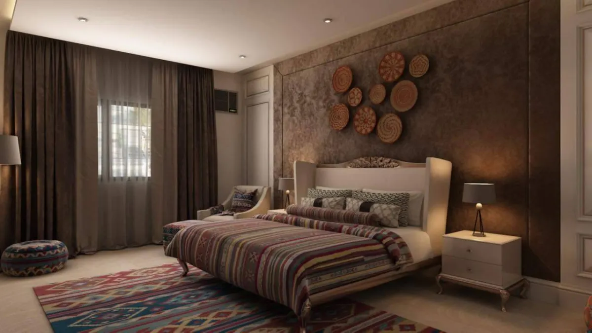نموذج عن فن الخيامية في إكسسوارات غرفة النوم، كغطاء السرير والمقعد المنخفض