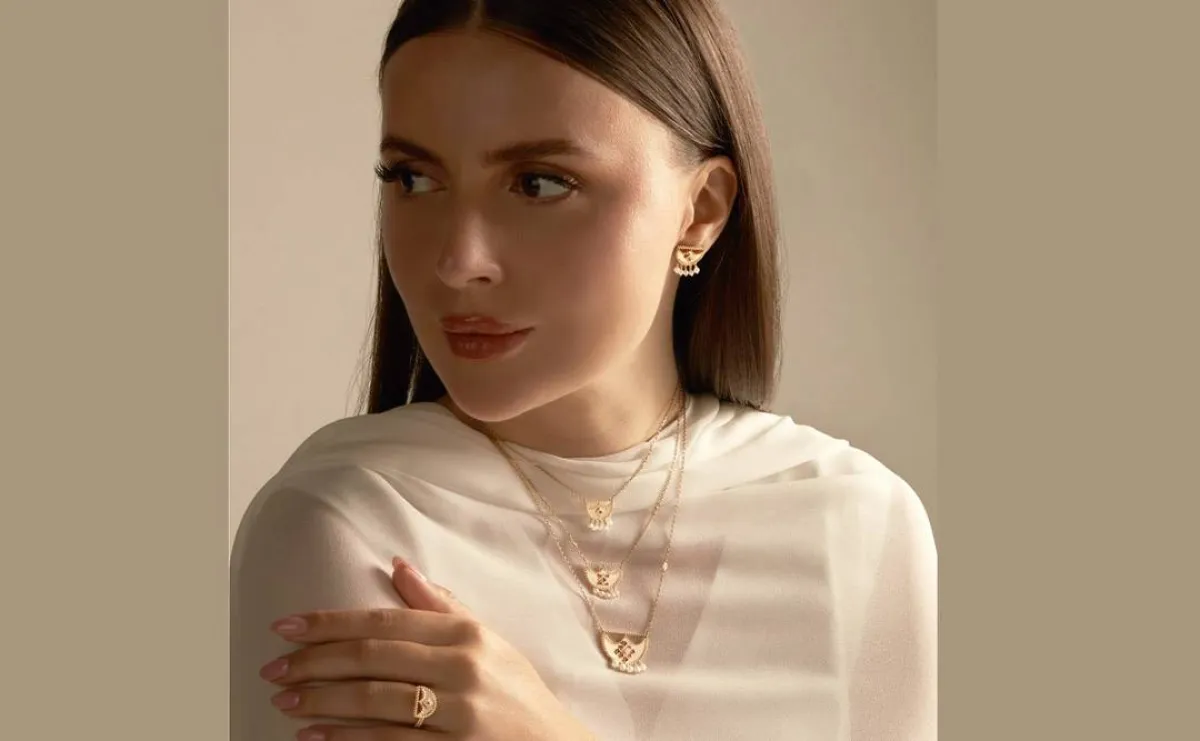 مصممة المجوهرات الإماراتية شمسة الكتبي: البضاعة المقلدة تقتل الإبداع