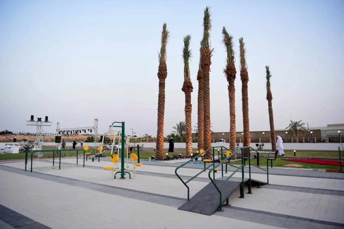 تدشين نادي كبار السن بعنيزة - الصورة من حساب وزير الموارد البشرية على تويتر