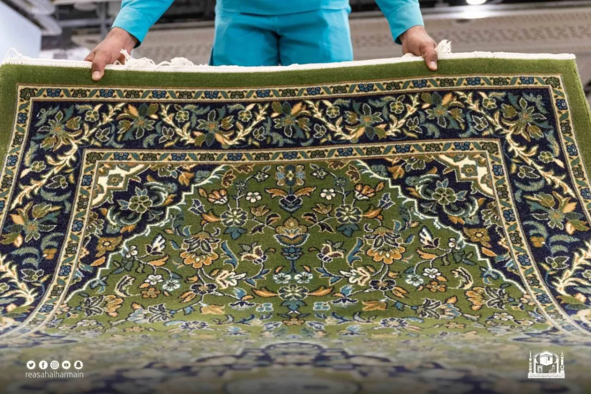25 ألف سجادة جديدة تزين المسجد الحرام - الصورة من موقع رئاسة شؤون الحرمين