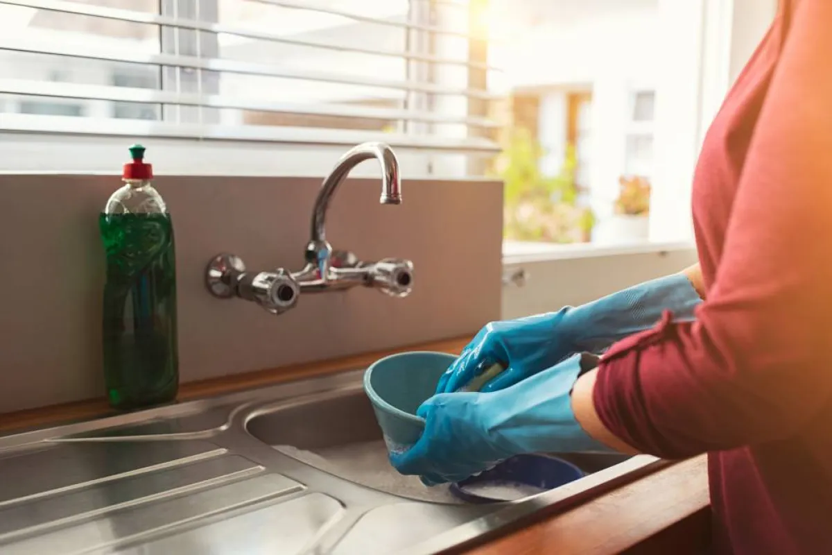 خطوات منزليّة سهلة لإعداد سائل الجلي 