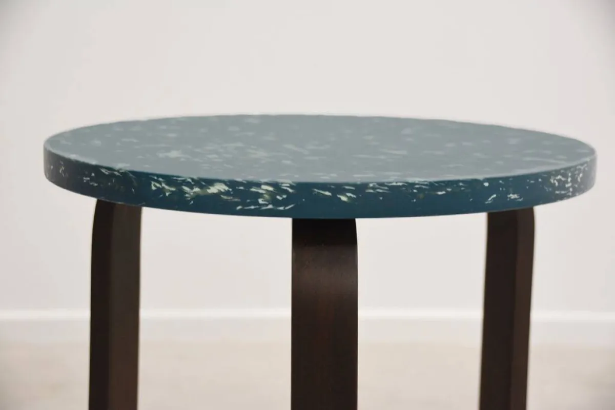 الألواح المستدامة تُصنع من البلاستيك المُعاد تدويره الذي يتوافر عادةً في أغطية القوارير وعبوات الشامبو