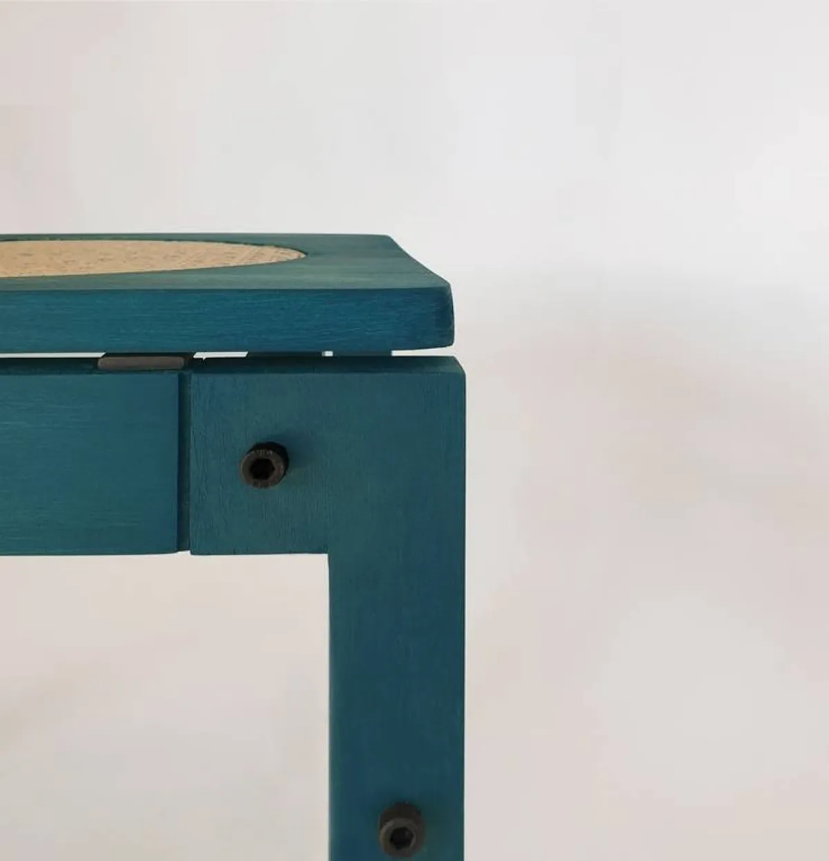 تفاصيل فنّي في الأثاث الصديق للبيئة