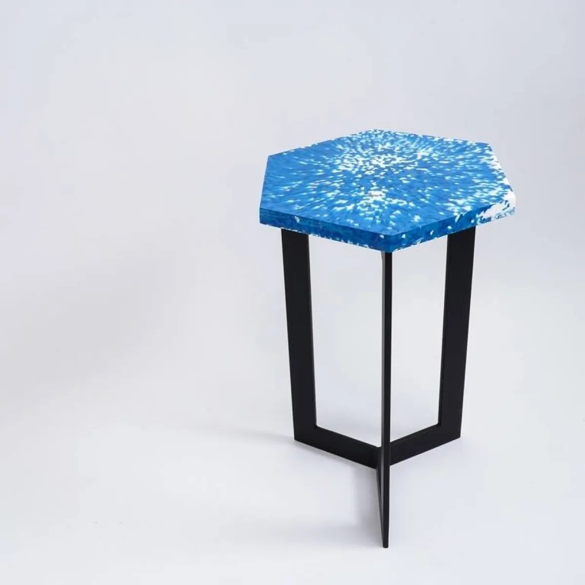 لألواح المصنوعة يدويّاً، بدقة واحتراف، تُستخدم في صنع الأثاث 