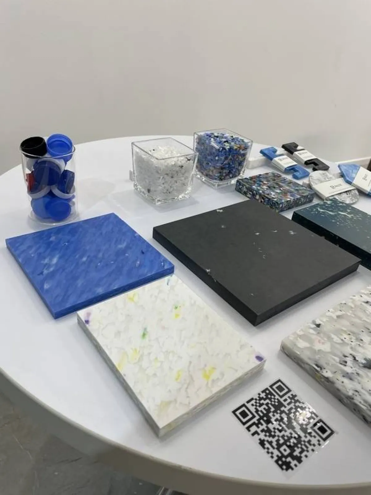 صنع لوح واحد بسمك 10 ميلليمترات  يتطلّب نحو 6 آلاف غطاء بلاستيكي 