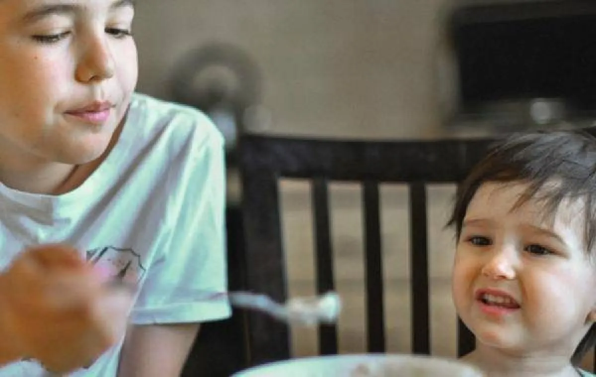 صورة لطفل يتذمر من مهمة ليست له