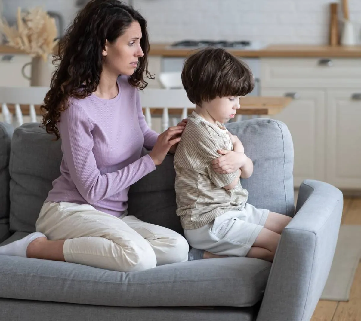 صورة لطفل يرفض طلب أمه