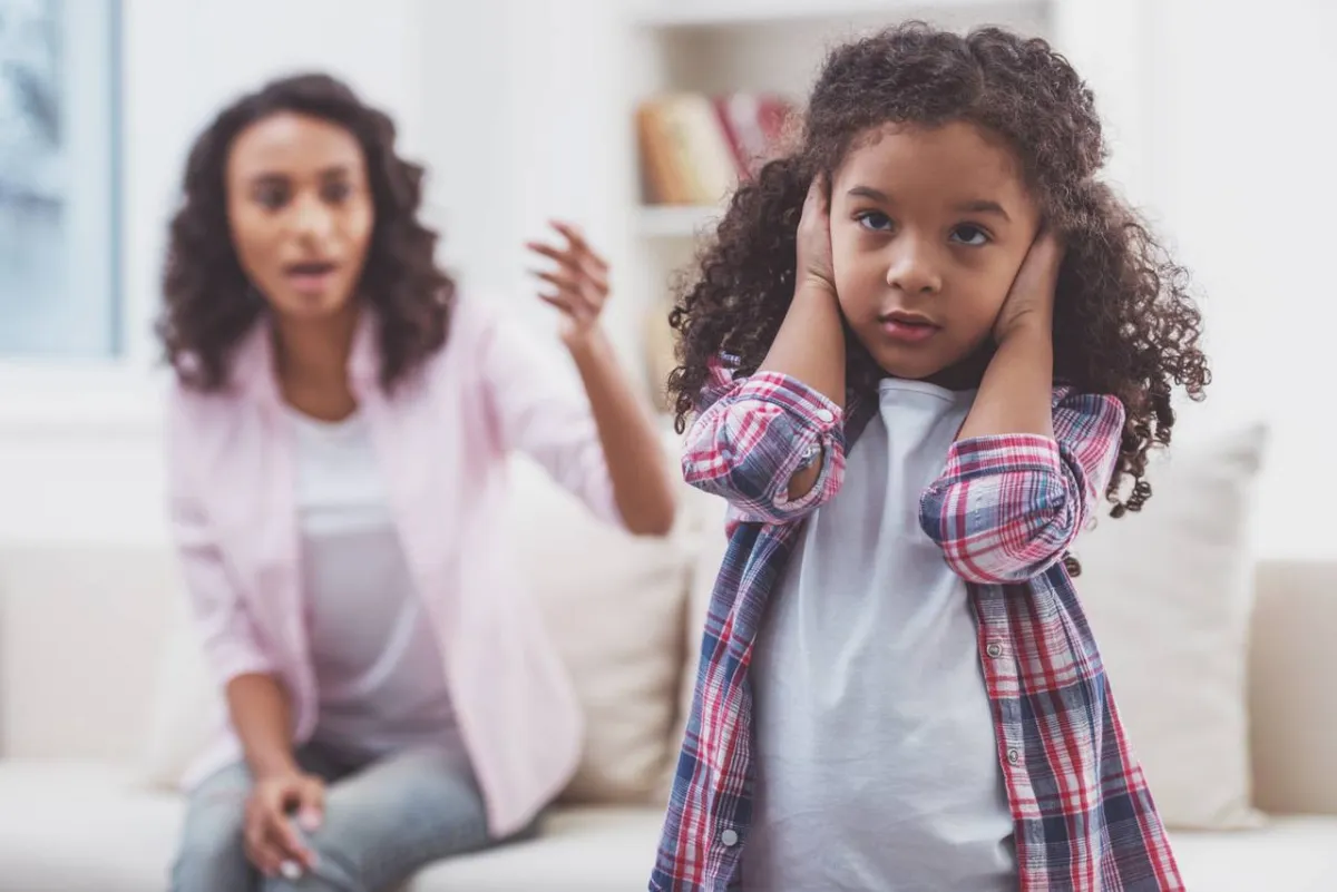 صورة لطفلة تسد أذنيها