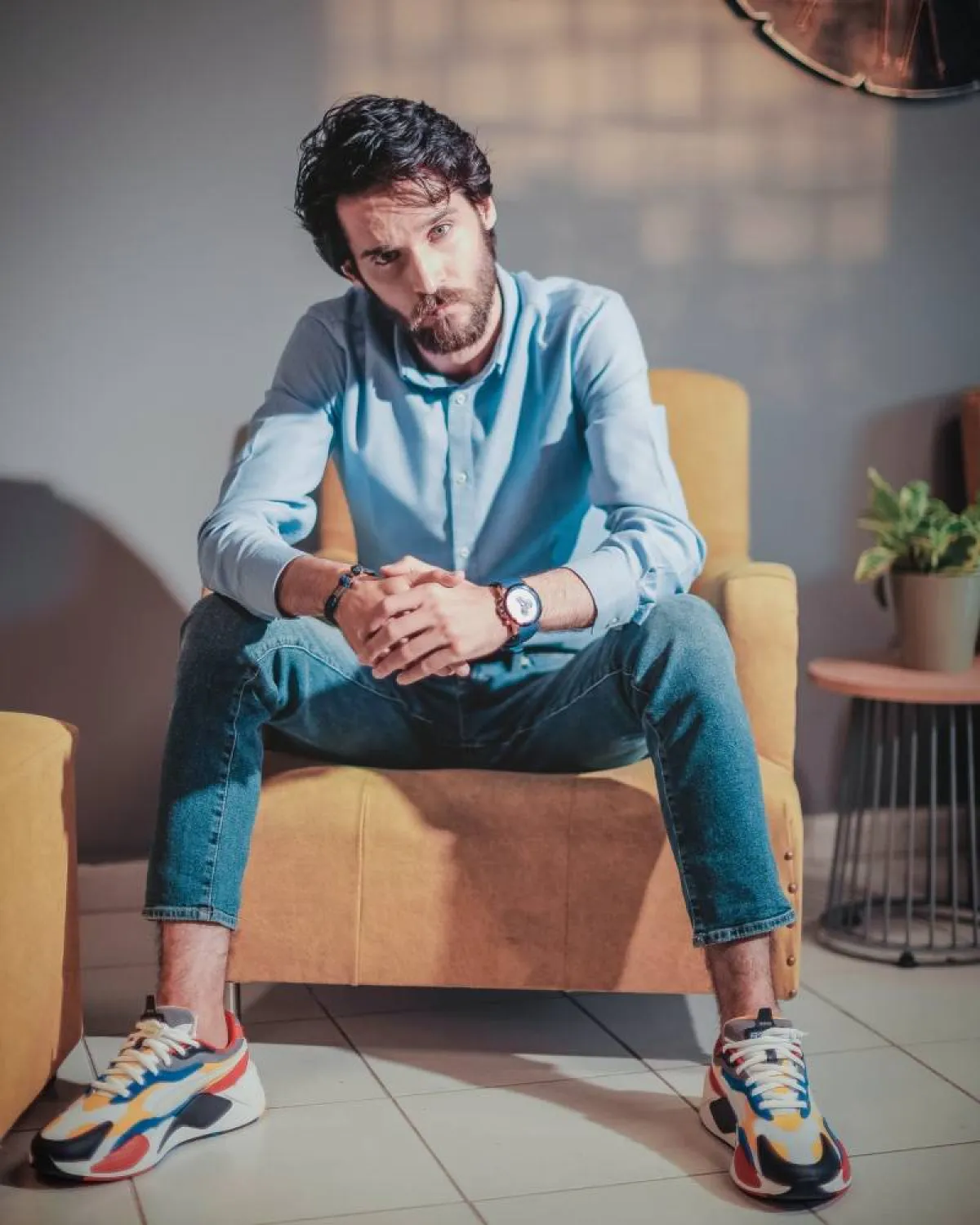 فارس ياغي بسروال جينز كلاسيكي  