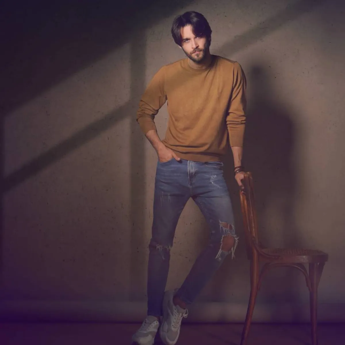 فارس ياغي بسروال جينز كاجوال  