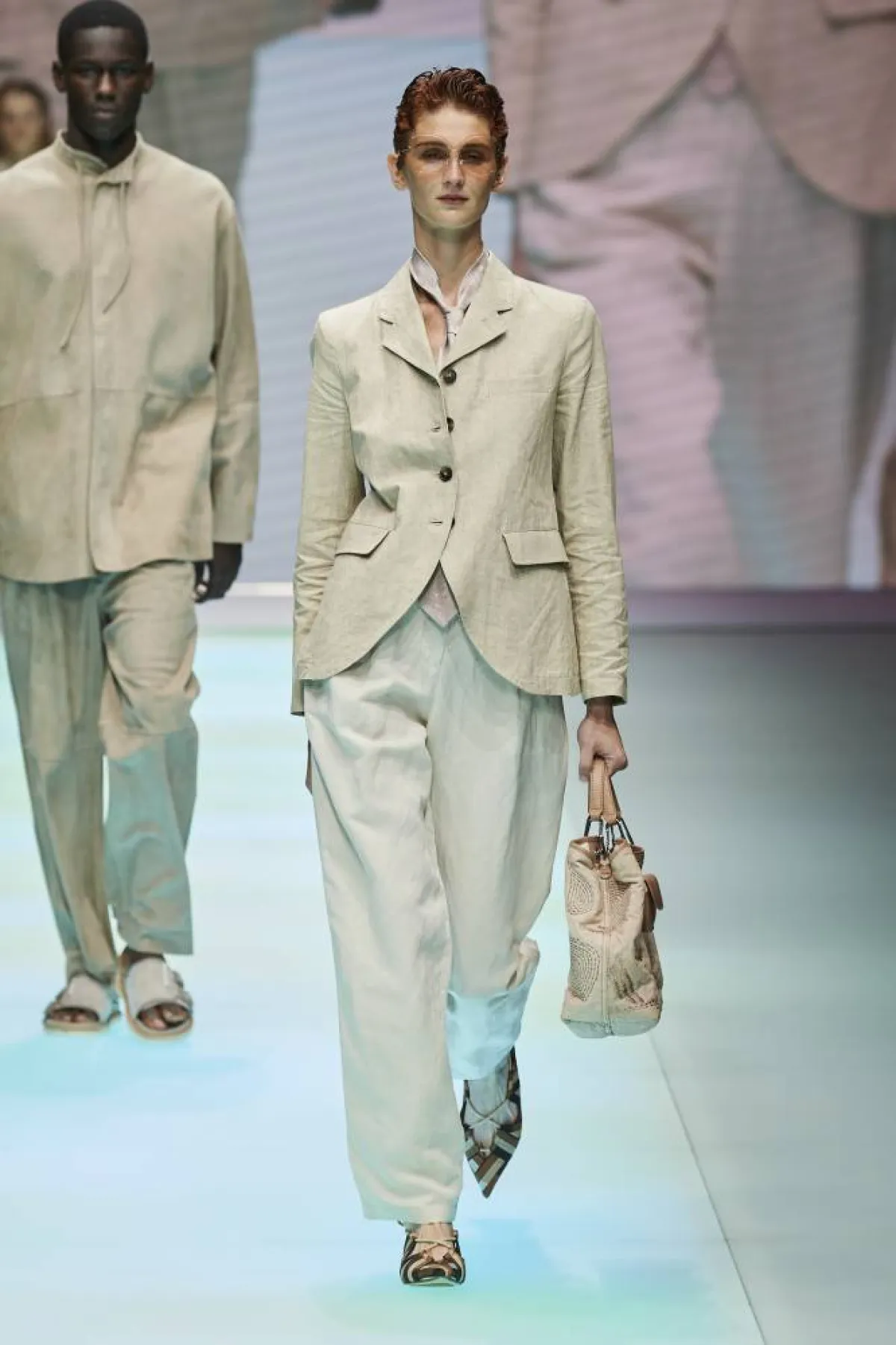 بنطلون باللون الأخضر الباستيل من أمبيوريو أرماني Emporio Armani  