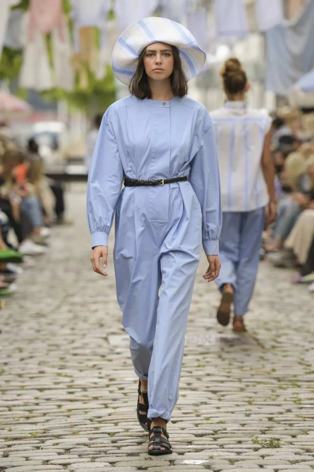 جمبسوت باللون الأزرق من Lovechild 1979 