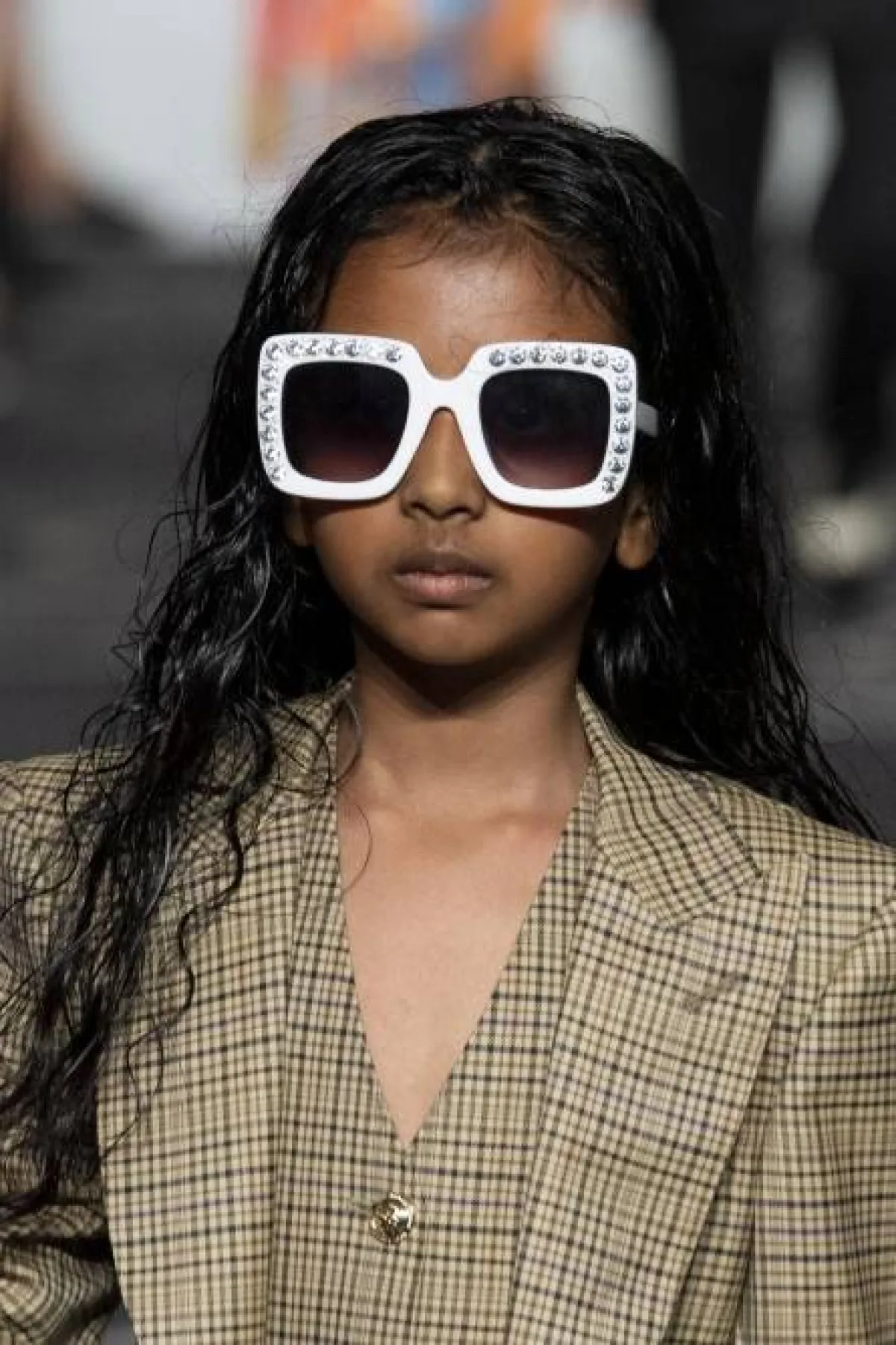 نظارة شمسية مربعة بإطار أبيض من هيلين أنتوني Helen Anthony