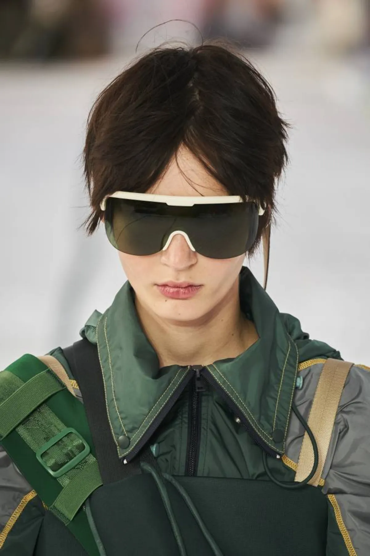 نظارة شمسية بإطار أبيض من  لاكوست Lacoste