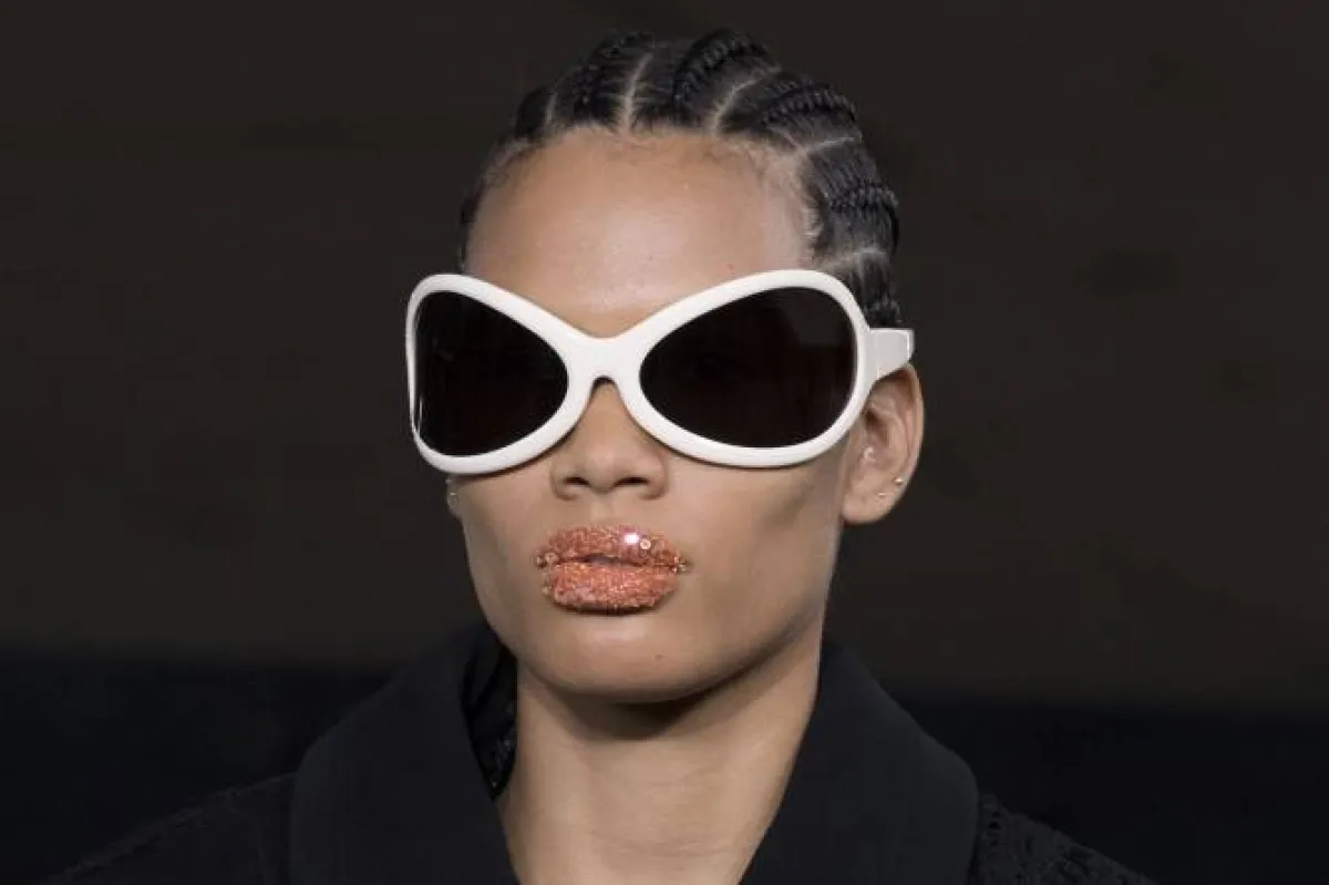 نظارة شمسية ضخمة بإطار أبيض من أكني Acne