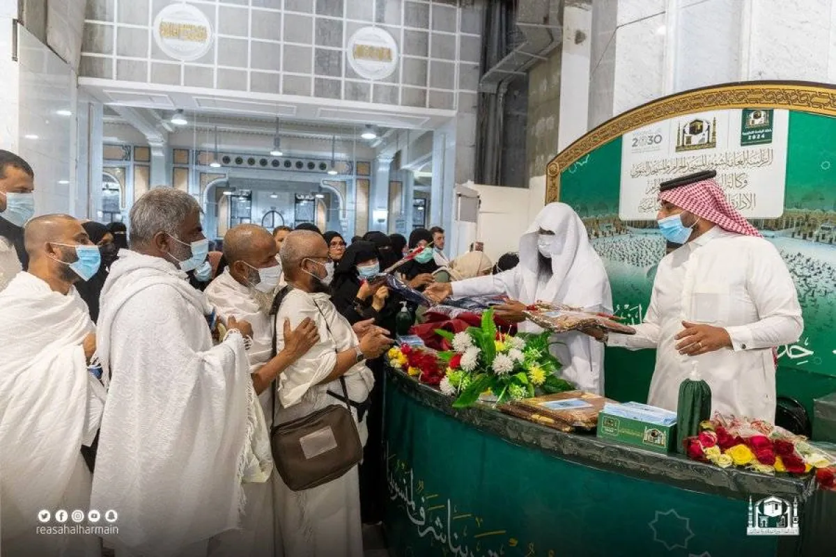 شؤون الحرمين توزع 5 آلاف هدية على قاصدي المسجد الحرام - الصورة من واس