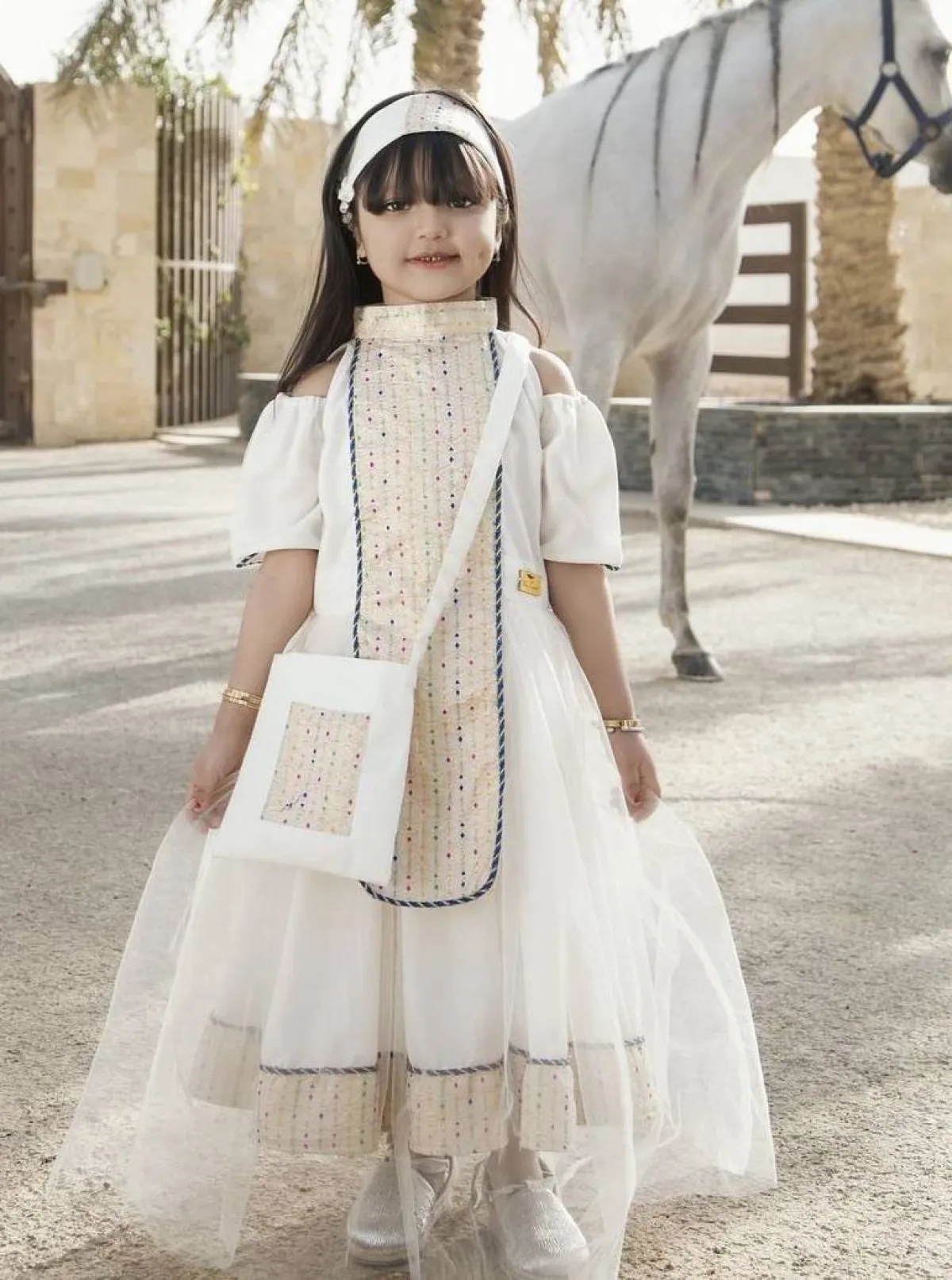 جلابية مطرزة