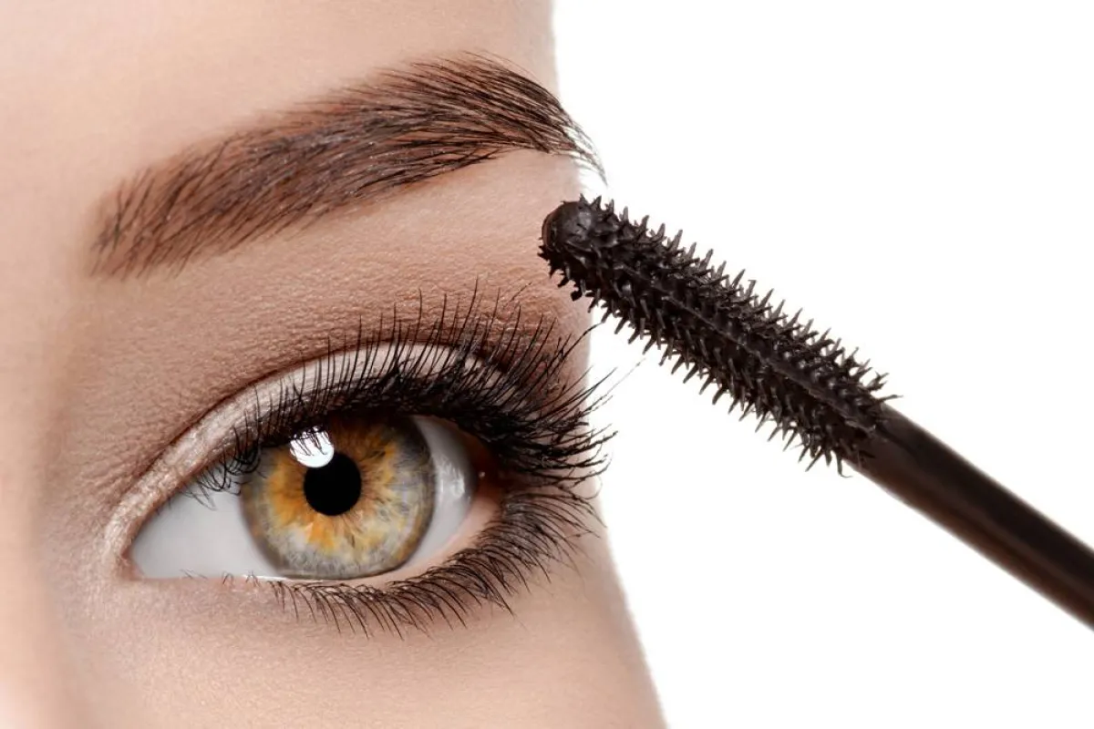 خلطات طبيعية لتطويل الرموش