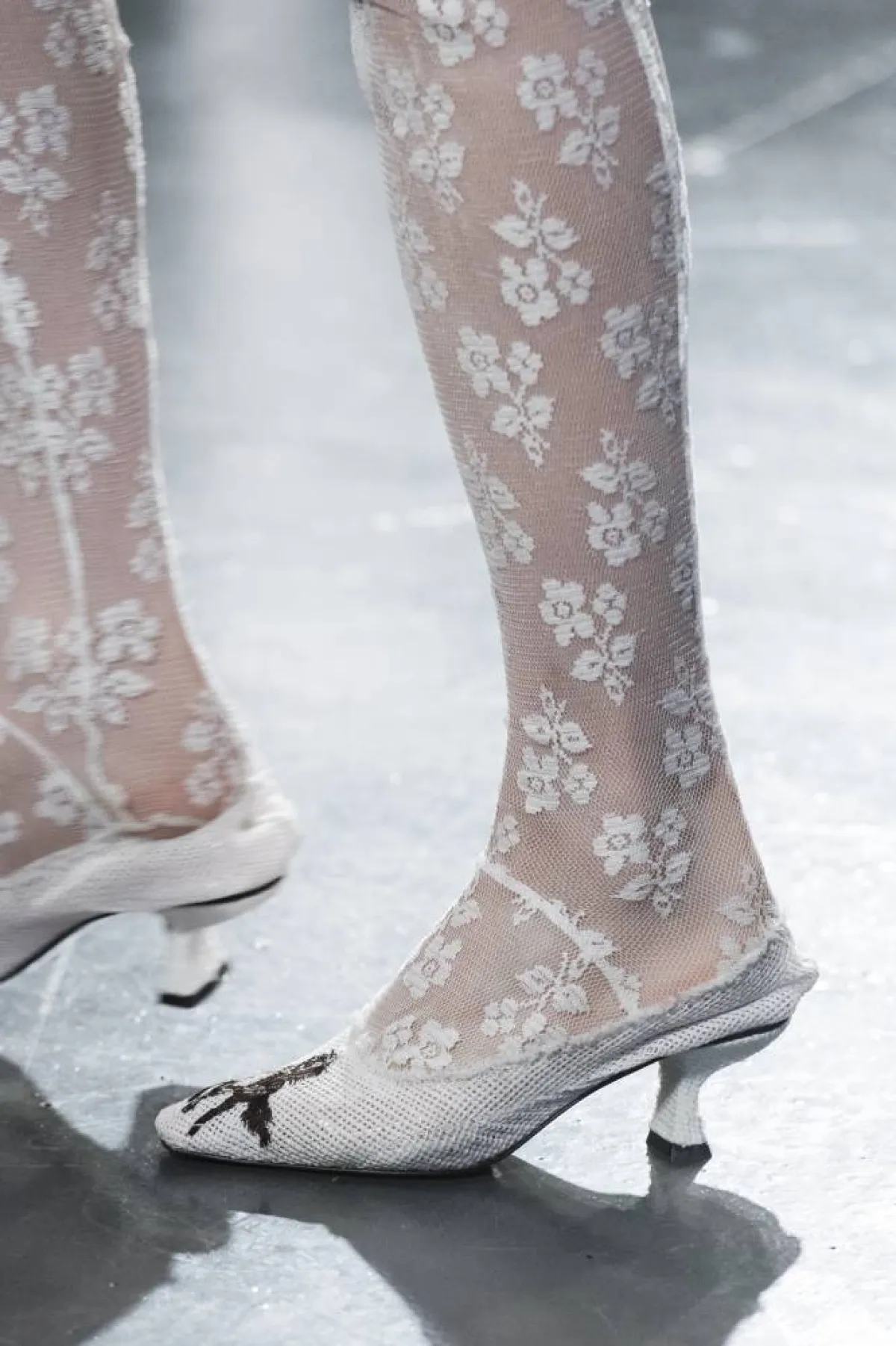 حذاء باللون الأبيض من Yuhan Wang 