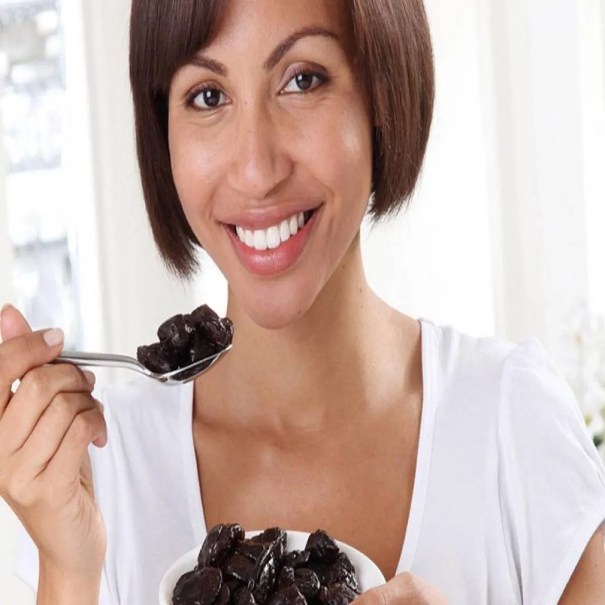 صورة لحامل تتناول القراصيا