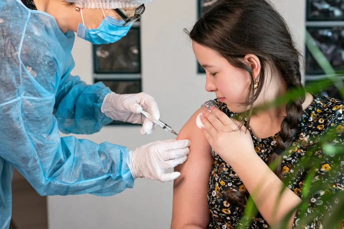 صورة لطفلة تأخذ اللقاح