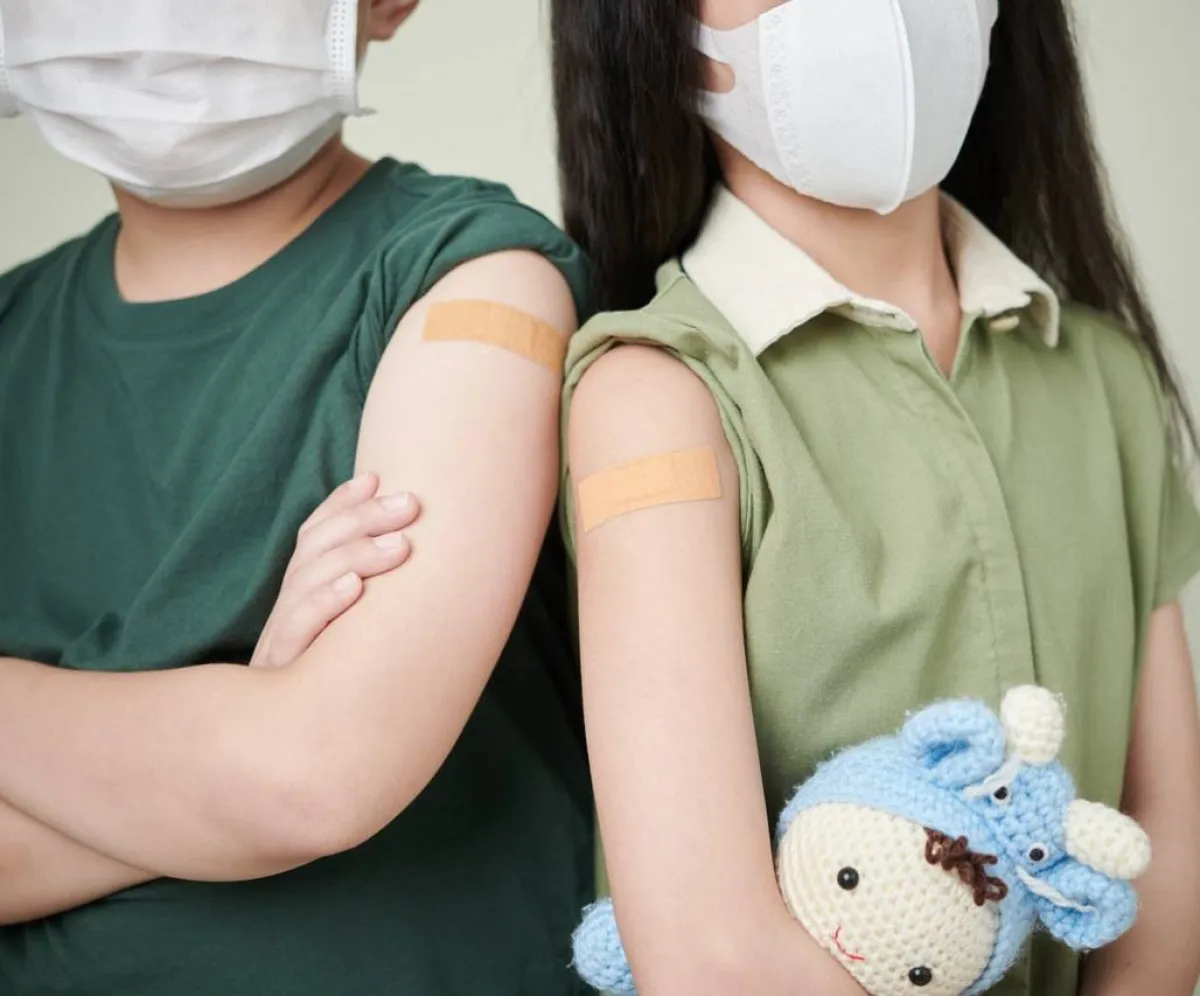 طفلان أخذا اللقاح