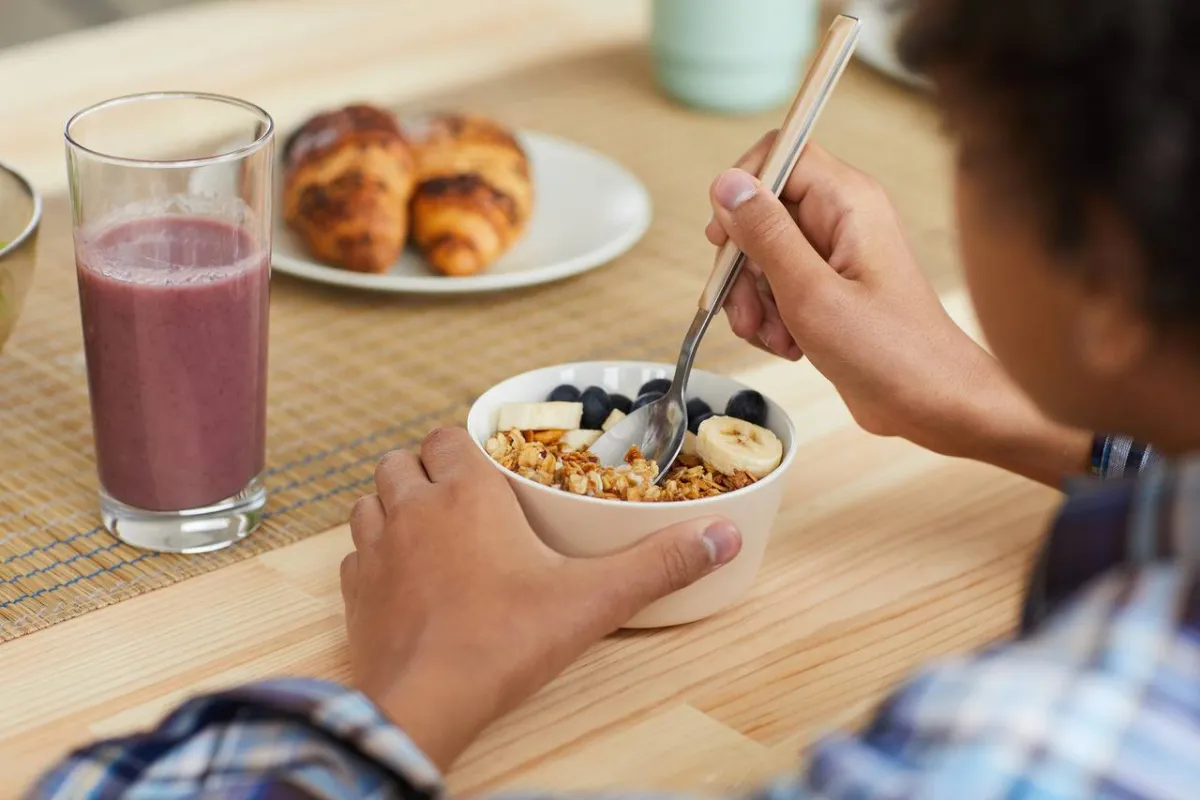 صورة لطفل يأكل