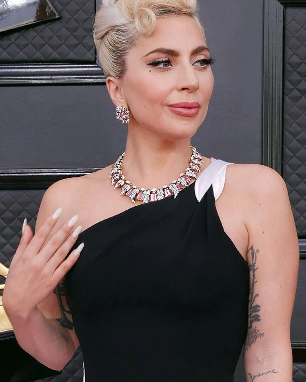 مجوهرات ليدي غاغا- الصورة من حساب مجوهرات تيفاني أند كو الرسمي على انستغرام