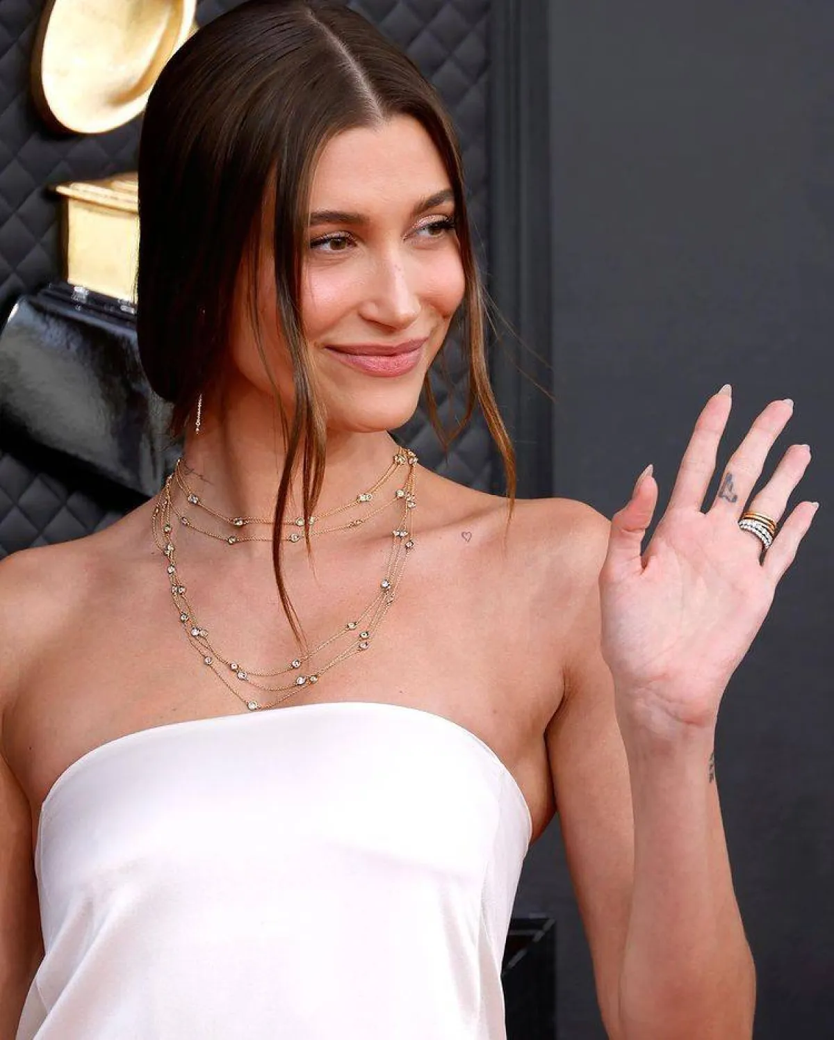 مجوهرات هيلي بيبر- الصورة من حساب مجوهرات تيفاني أند كو الرسمي على انستغرام