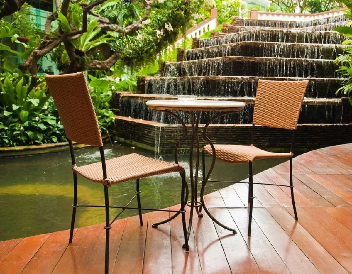 شلّال لافت في الحديقة المنزليّة الخارجيّة